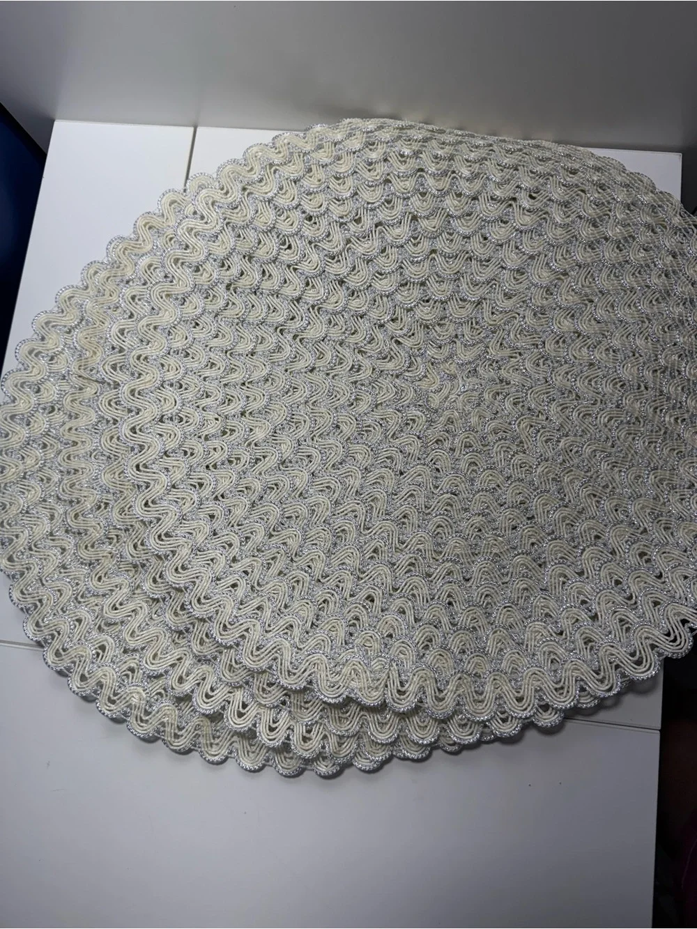 Set of 4 Round Woven Placemat in Ivory and Silver
